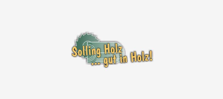 Logo von Solling Holz, „gut in Holz!“ in goldener Schrift auf grün-weißem Grund mit einem Sägeblatt.