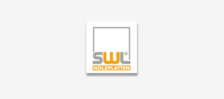 Logo für SWL Holzplatten in einem weißen Rechteck auf weißem Hintergrund. Farben: Grau und Gelb.