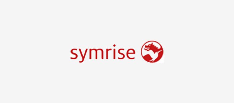 Symrise-Logo: Roter Text „Symrise“ neben einer roten Weltkugel mit der Silhouette eines laufenden Wolfes.