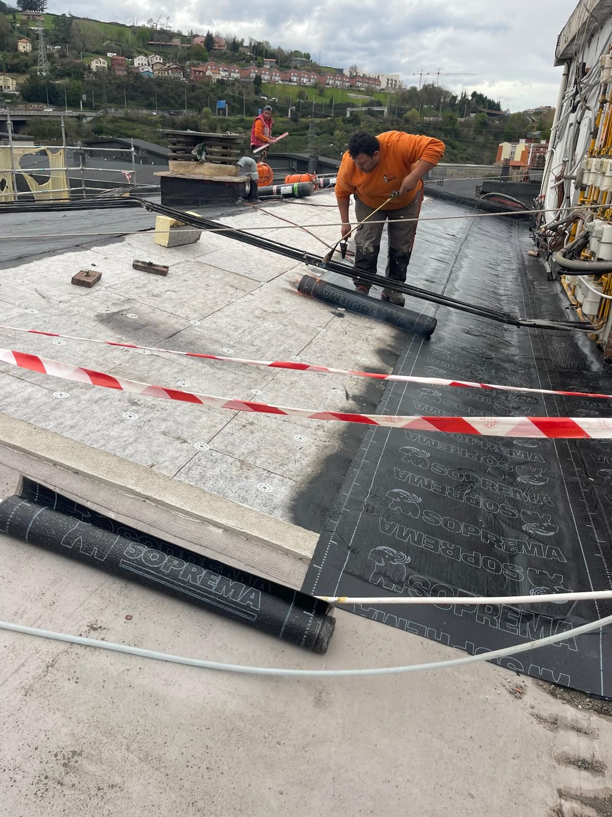 Rehabilitaciones Mendi Bilbao hombre realizando trabajo de altura