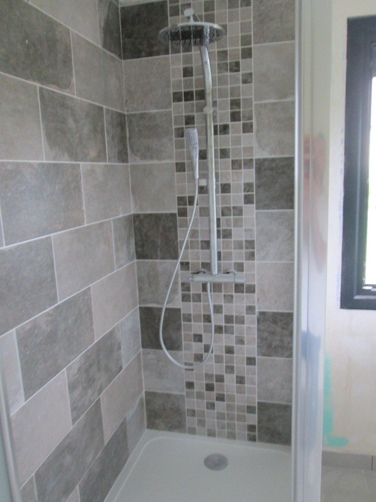 douche avec frise mosaique