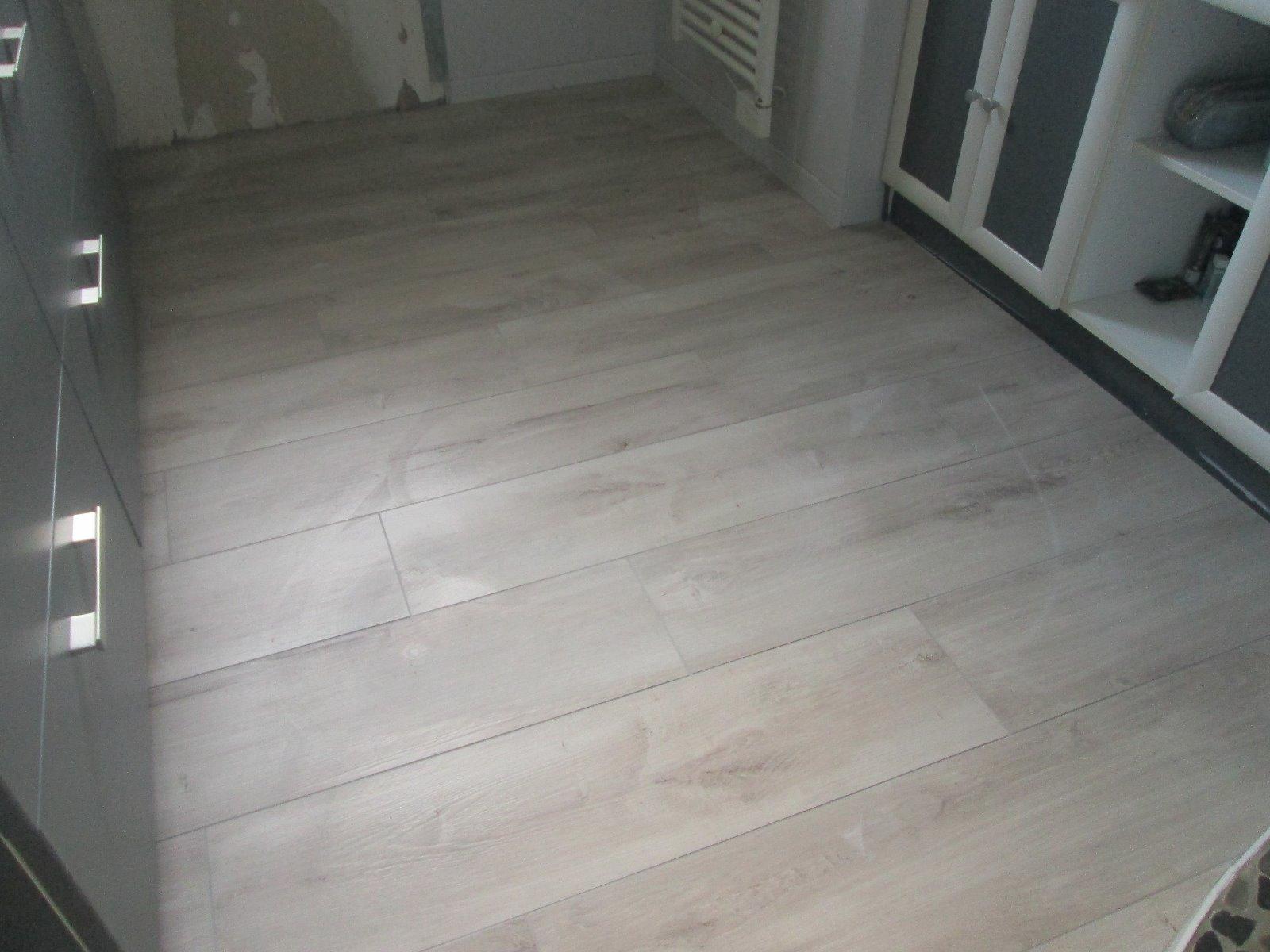 sol salle de bain style parquet