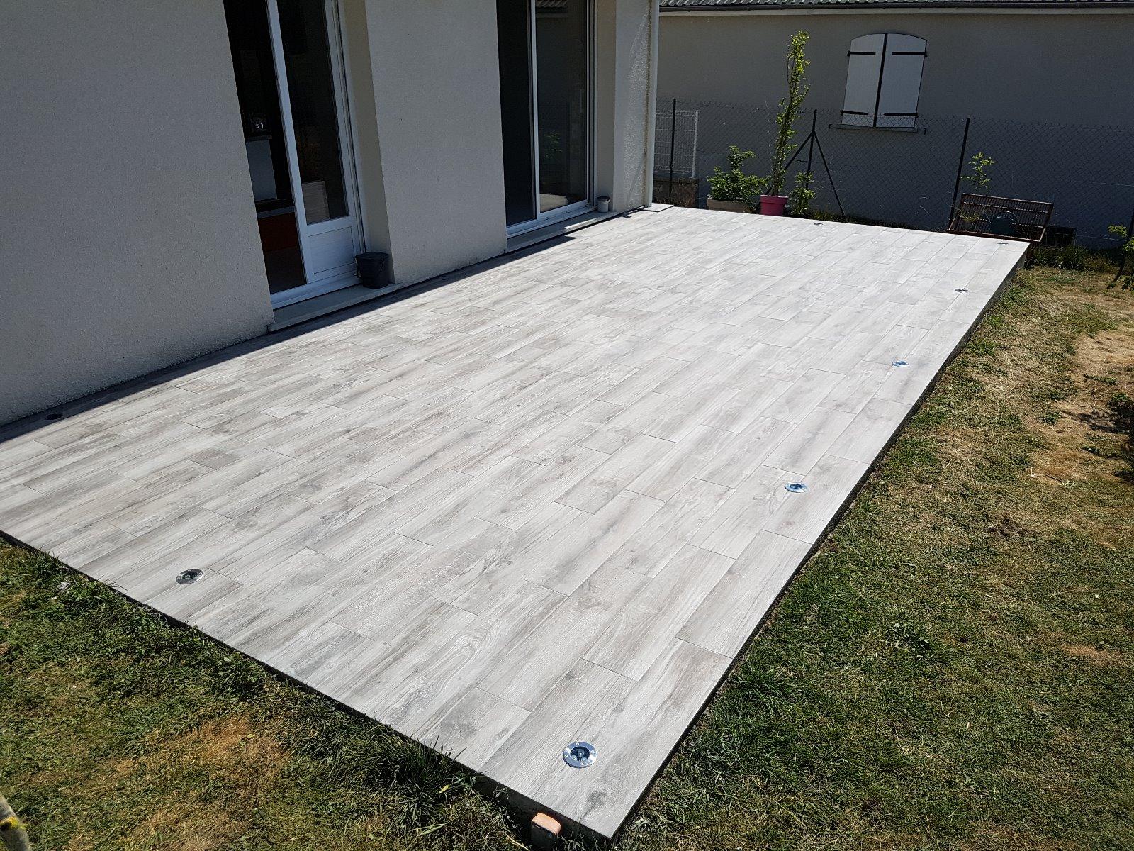 terrasse avec luminaires intégrés