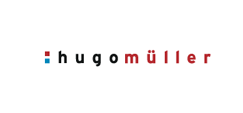 Logo mit dem Text „hugomüller“; „h“ in Rot, „u“ in Blau und „müller“ in Rot.