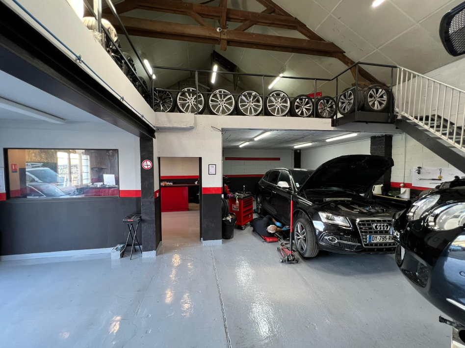 Voiture Audi sur le pont