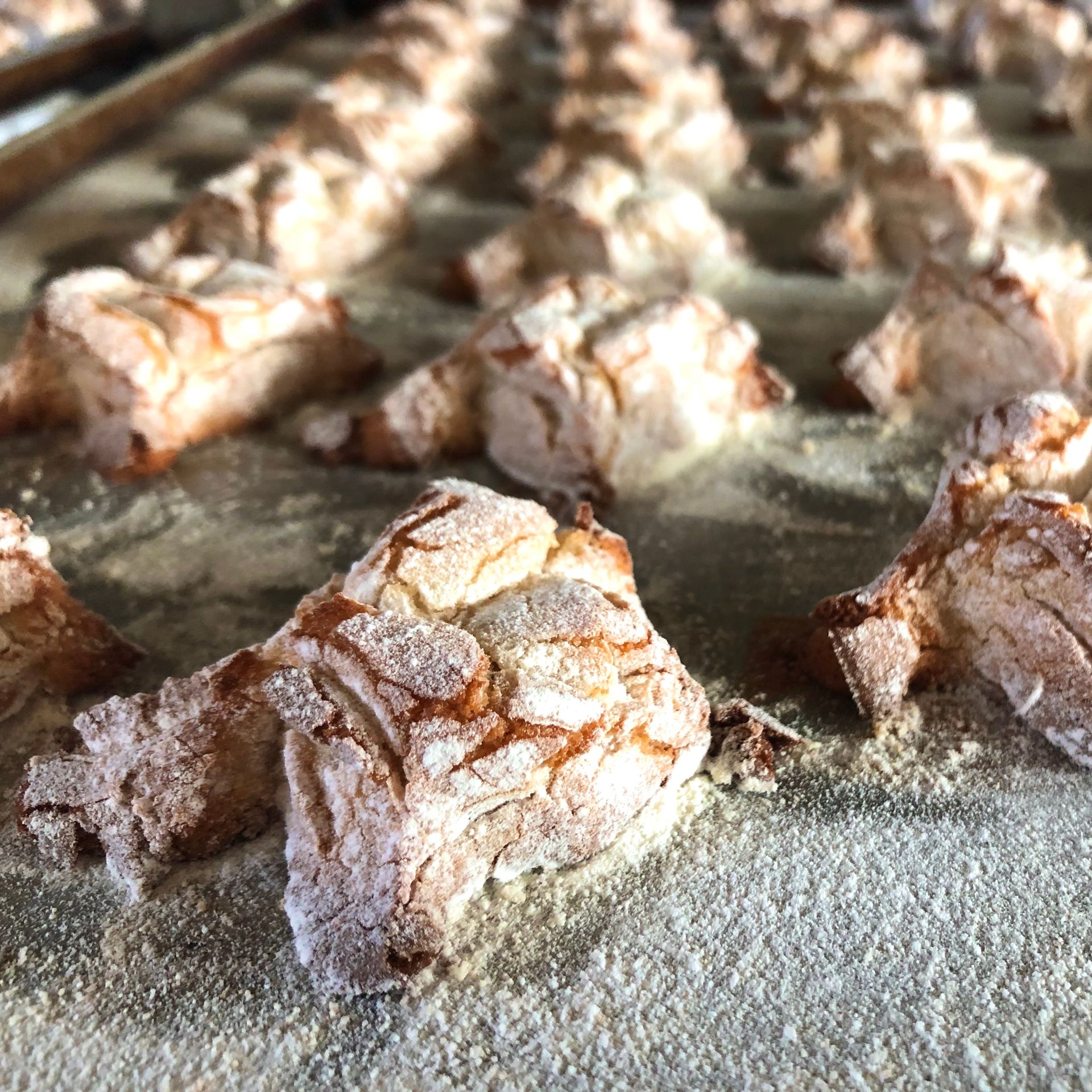 Un mucchio di biscotti ricoperti di zucchero a velo su un tavolo