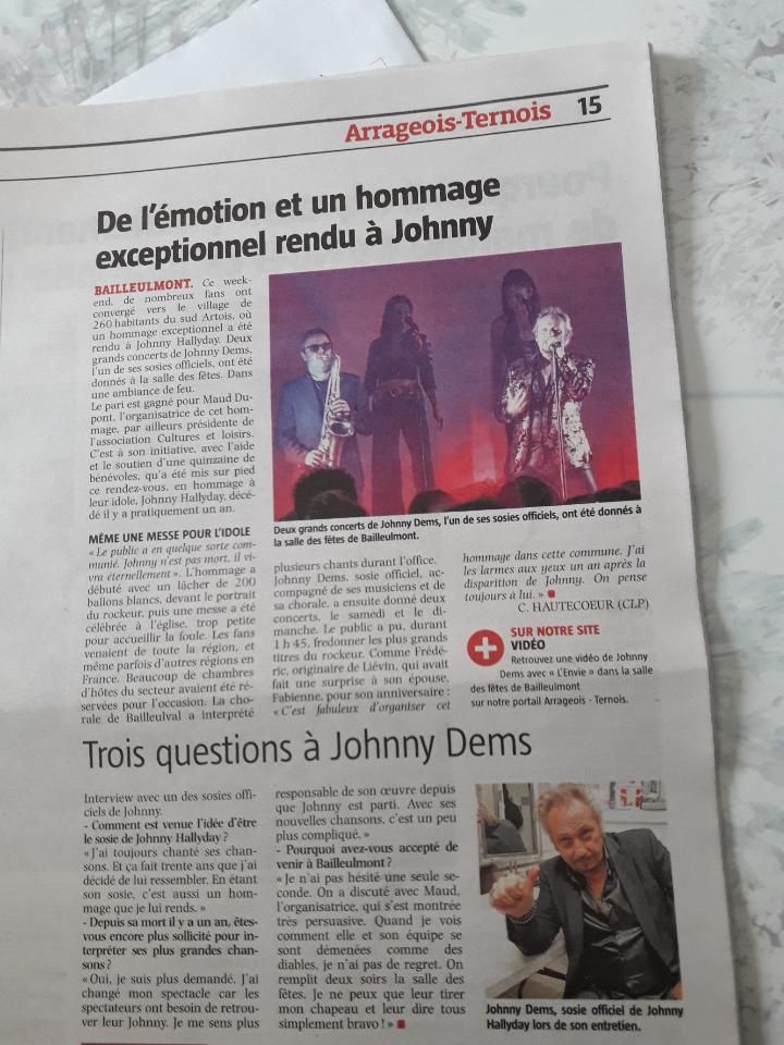 Article de journal avec photo des artistes avec une interview de JOHNNY DEMS.
