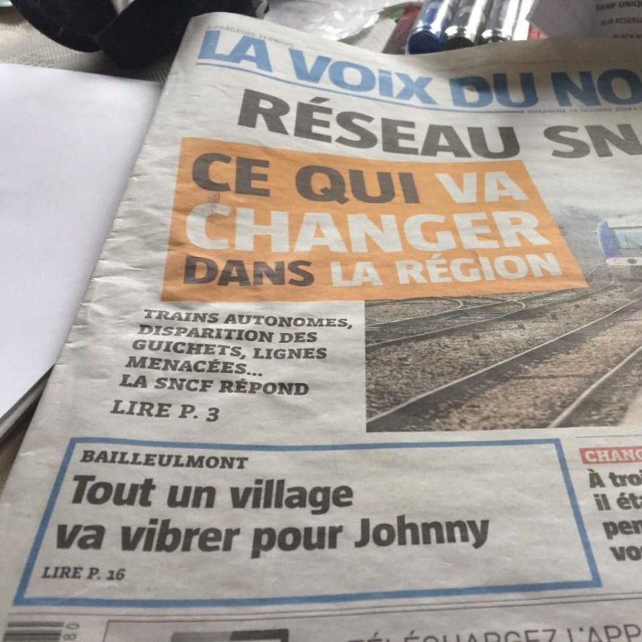 Une du journal La Voix du Nord, avec des titres parlant d'un hommage d'un village à Johnny.