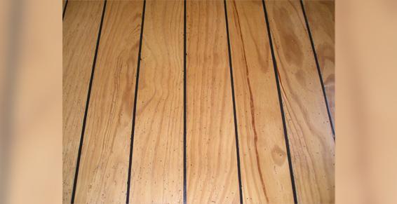 Application d'un joint pont de bateau sur un vieux parquet sapin à Colleville Montgomery