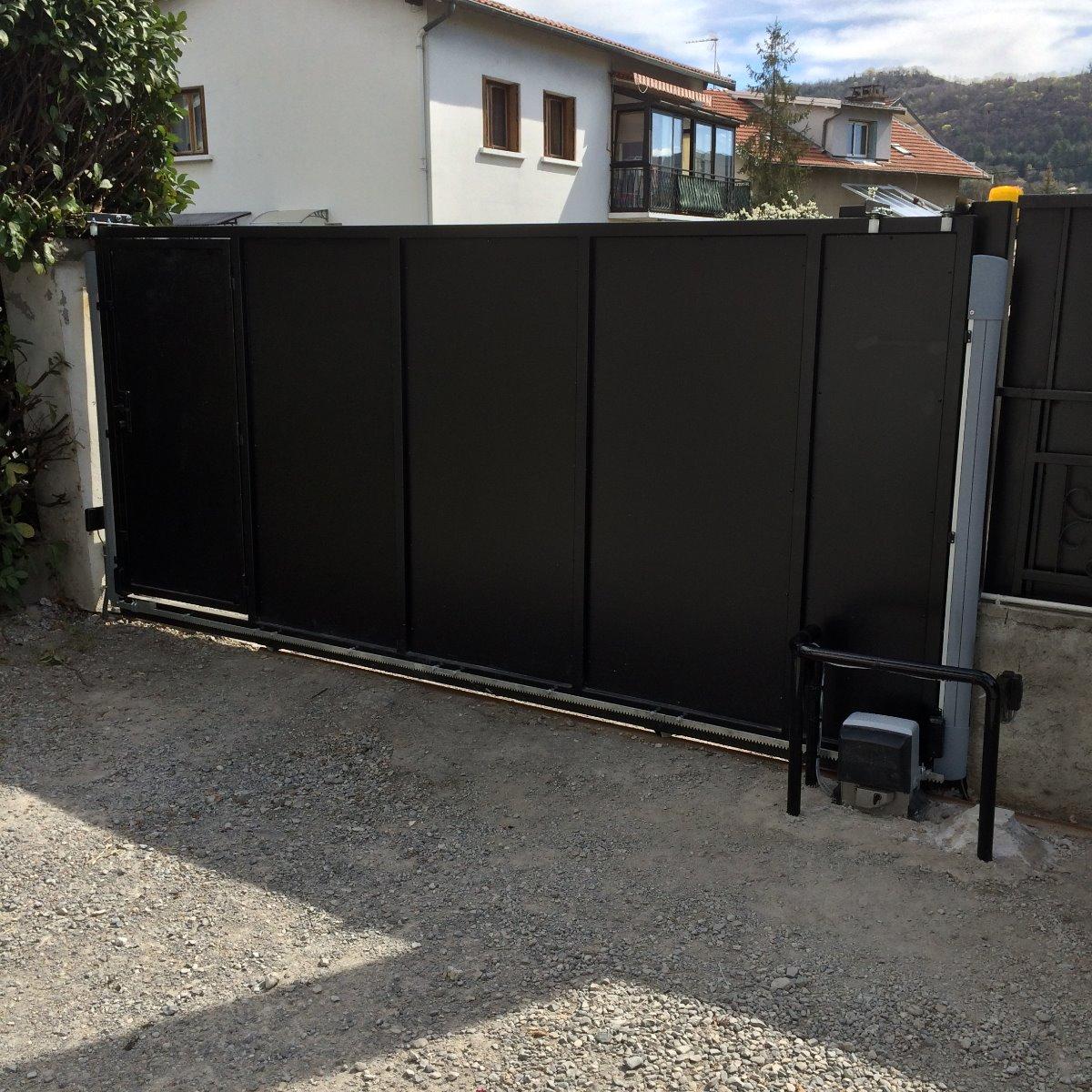 Portail coullissant acier motorise avec portillon integre EMS 05 Gap m