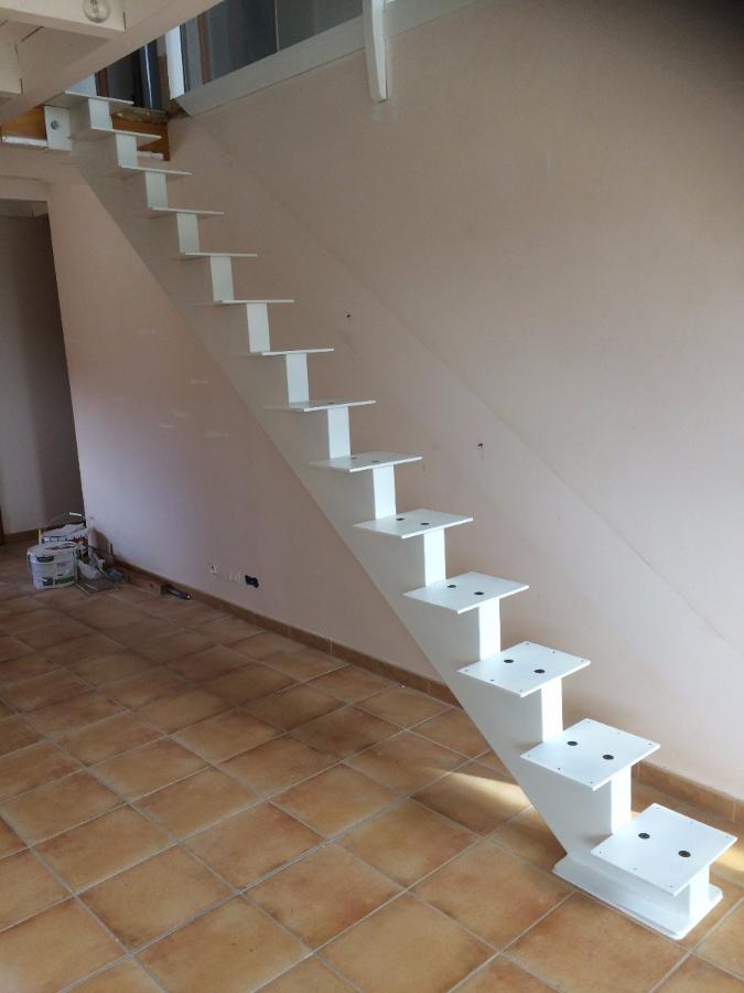 Escalier acier limon central EMS 05 serrurerie metallerie ferronnerie Gap