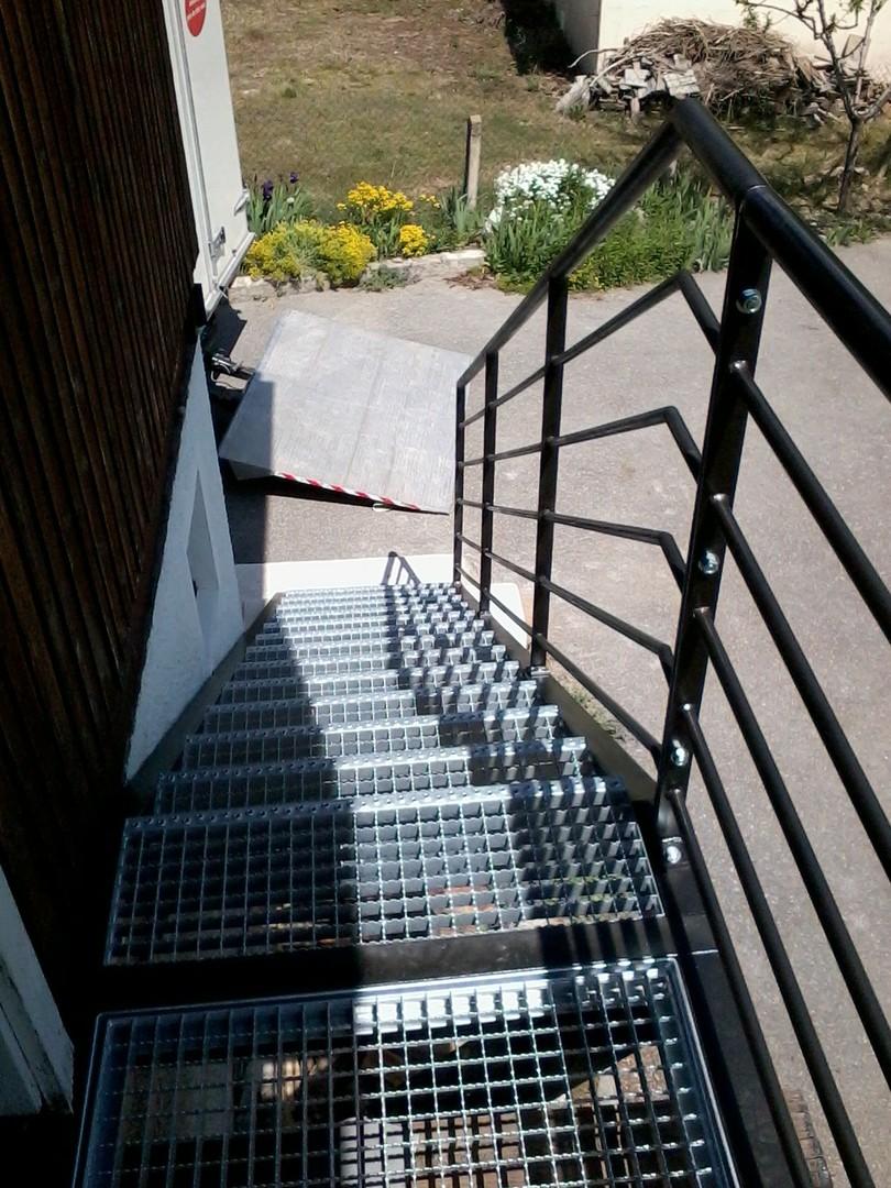 Escallier en fer ferronnerie marches caillebotis EMS Gap metallerie 05