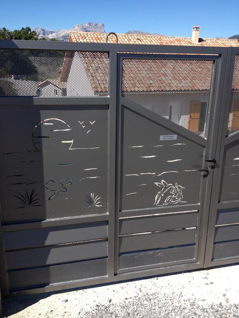 PORTAIL A 2 BATTANTS FER ACIER SUR MESURE AVEC PORTILLON INTEGRE FERRO