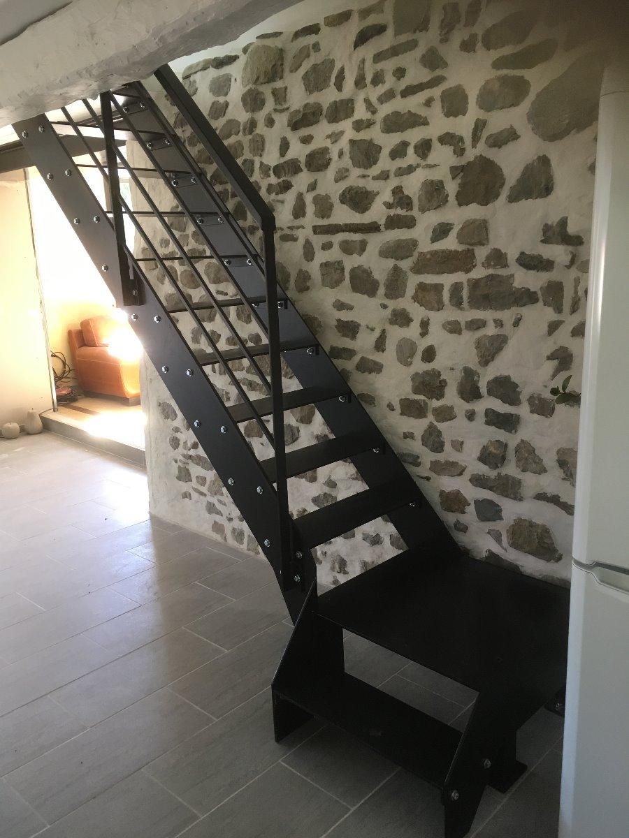 Escalier 2 limons marches en fer