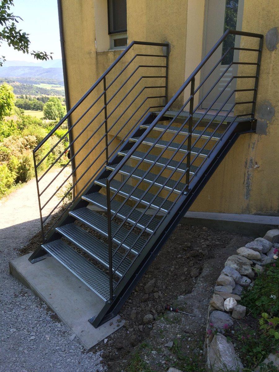 ESCALLIER ET RAMPE ACIER MARCHES CAILLEBOTIS METALLERIE FERRONNERIE EM