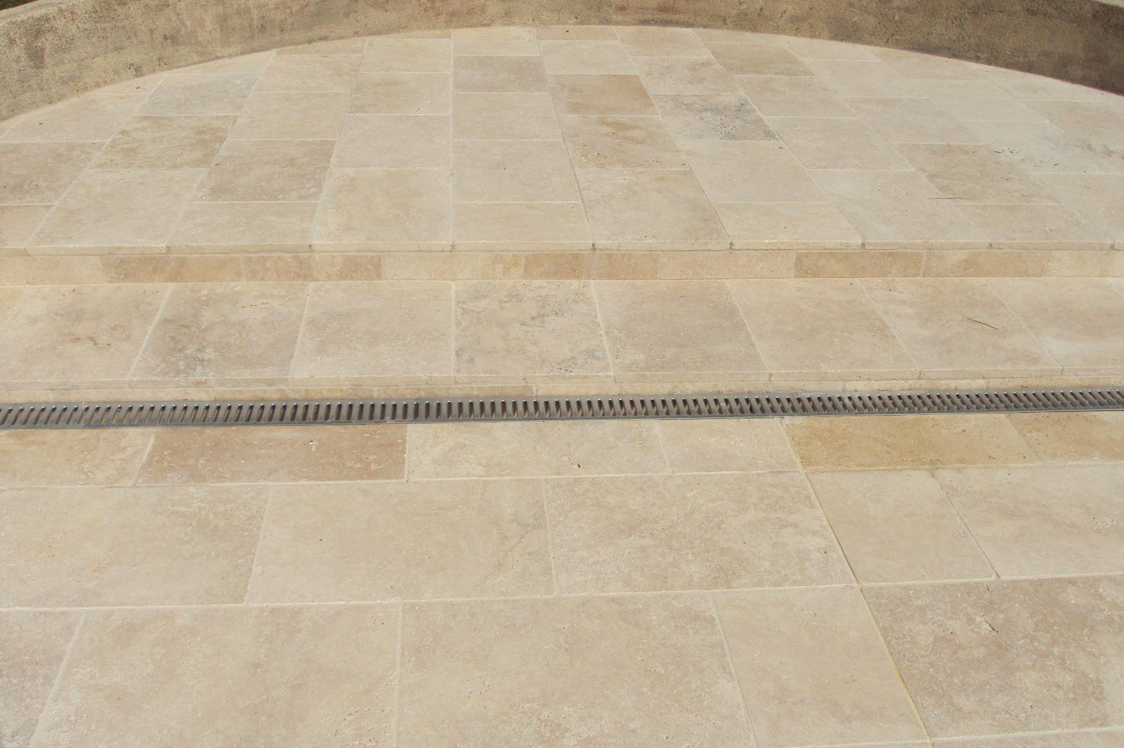 Terrasse carelée avec bordure granit