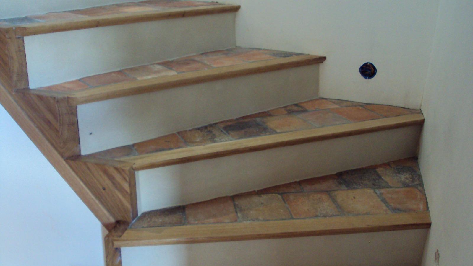 Escalier en terre cuite avec nez de marche en Chêne