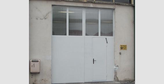 Fabrication et pose d'une porte d'accès à l'atelier sur site client