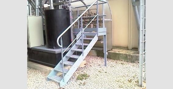 Serrurerie:  Escalier avec plateforme caillebotis