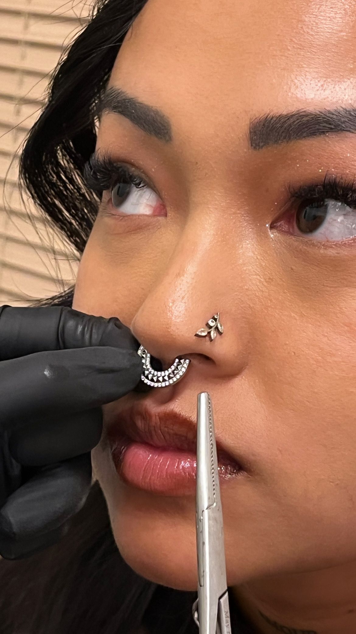 Une femme après s'être fait percer le nez