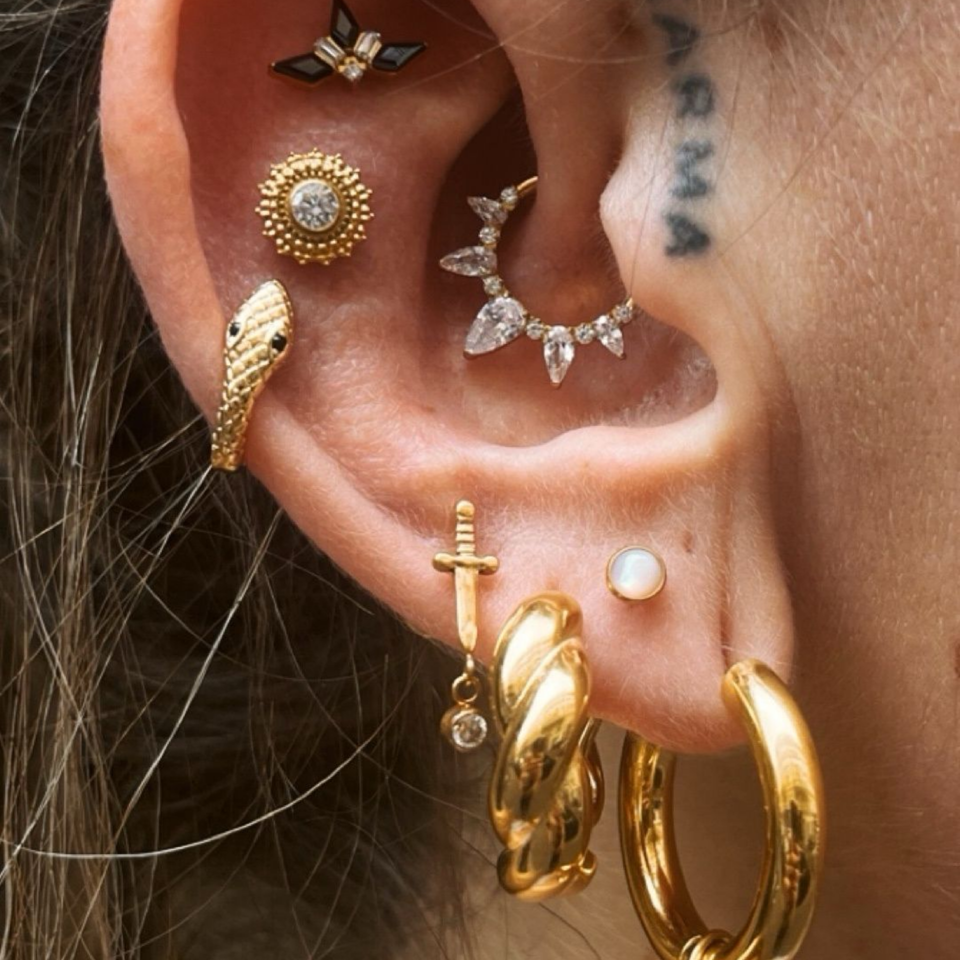 Une oreille percée à de nombreux endroits