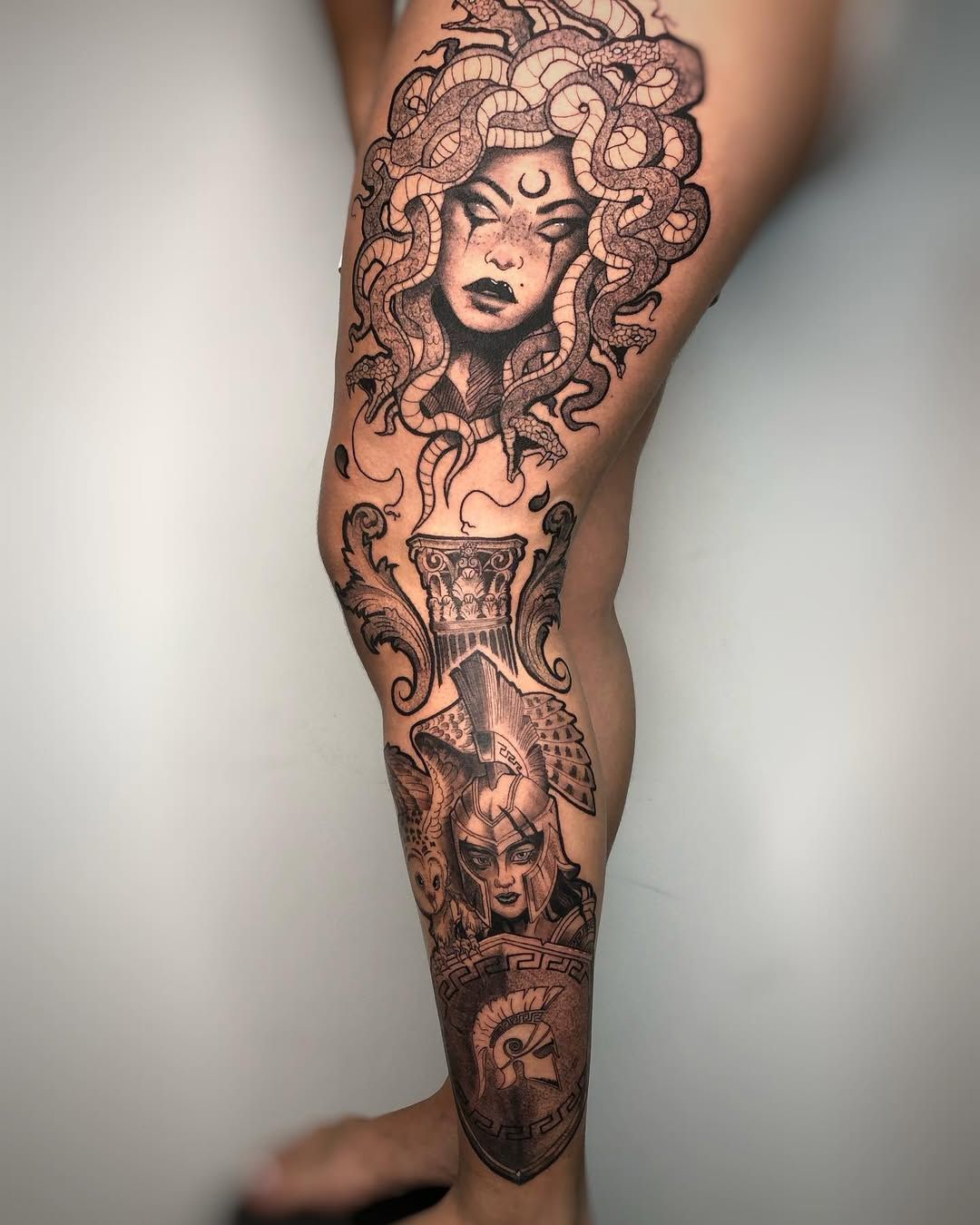 Une jambe tatouée de haut en bas