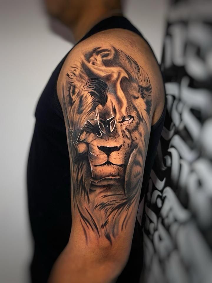 Tatouage d'un lion et d'un chevalier sur le bras