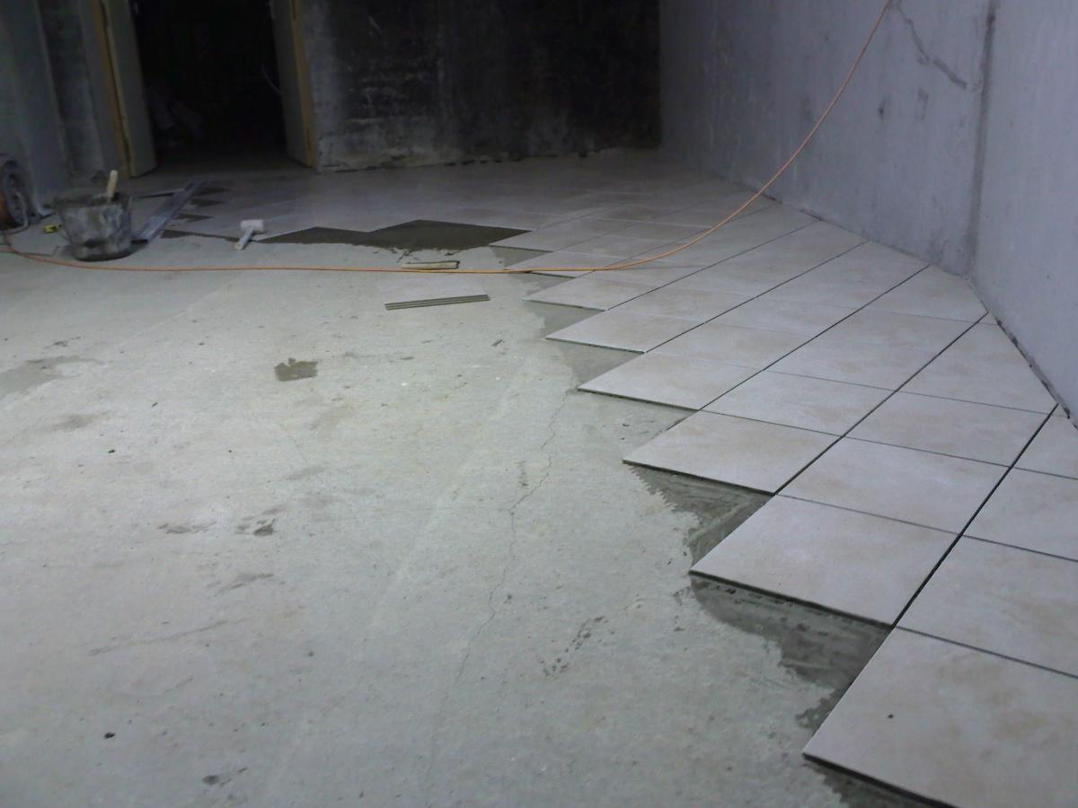 debut pose carrelage en diagonale