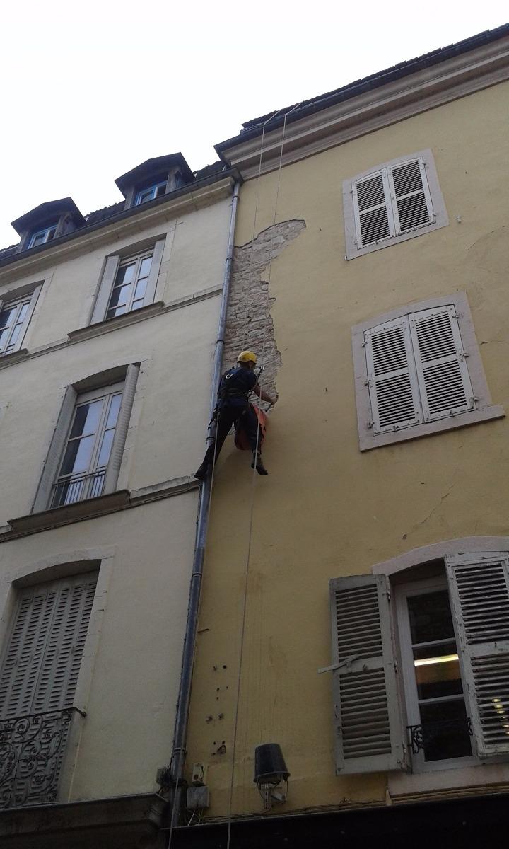 Suppression et mise en sécurité d'une plaque en ciment menacent de tomber