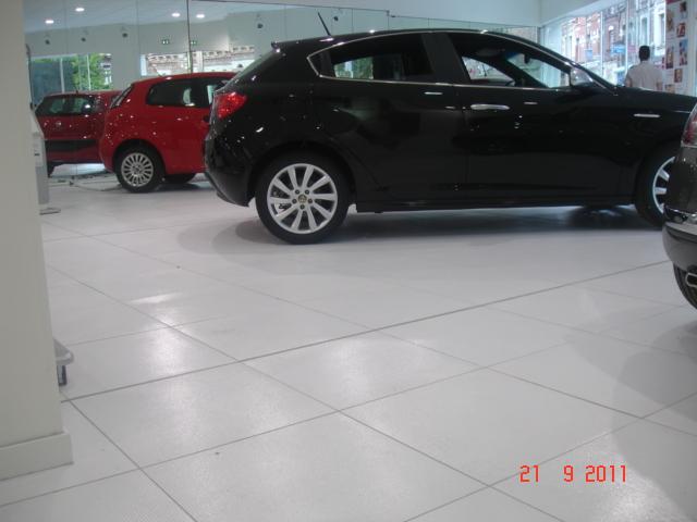 Pose de carrelage hall d'exposition -Entreprise Legras-