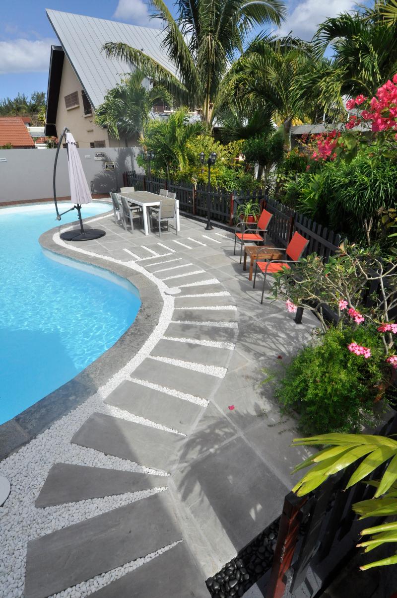 AMÉNAGEMENT TERRASSE PISCINE LIGNE BOIS 974