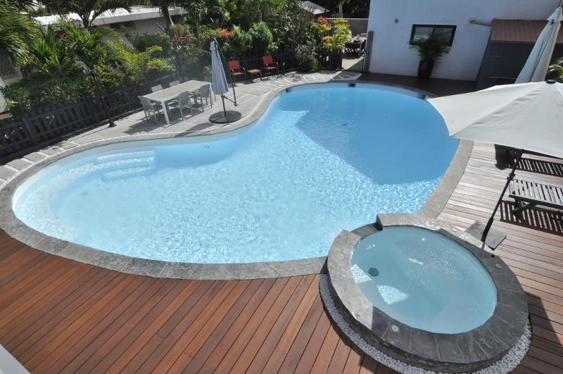 AMÉNAGEMENT TERRASSE PISCINE LIGNE BOIS 974