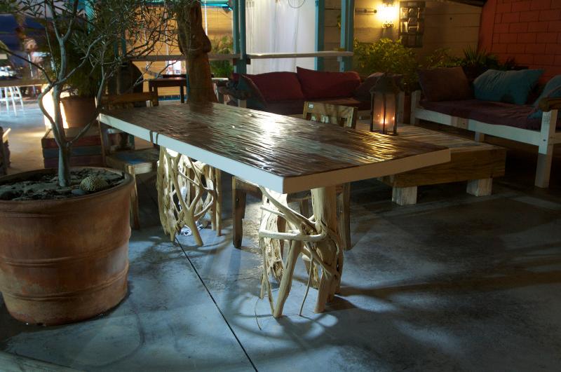 TABLE BOIS RECYCLÉ AVEC PIED LIANE LIGNE BOIS 974
