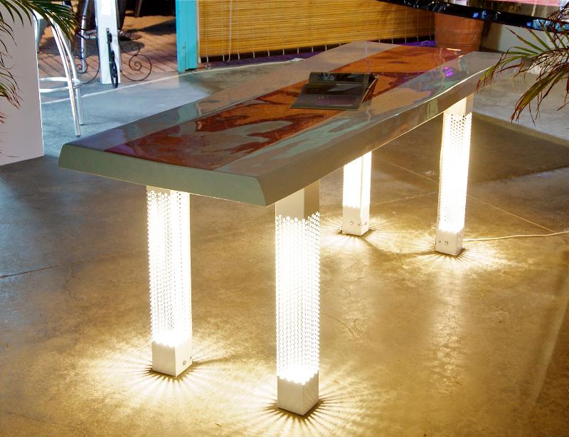 TABLE RÉSINE , BOIS , ET BÉTON CIRÉ AVEC PIEDS LUMINEUX ALUMINIUM LIGNE BOIS 974