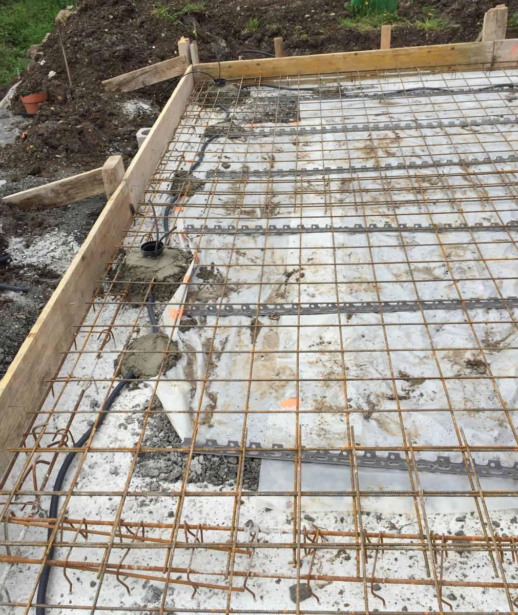 Installation de gaines électriques avant travaux de maçonnerie extérieurs