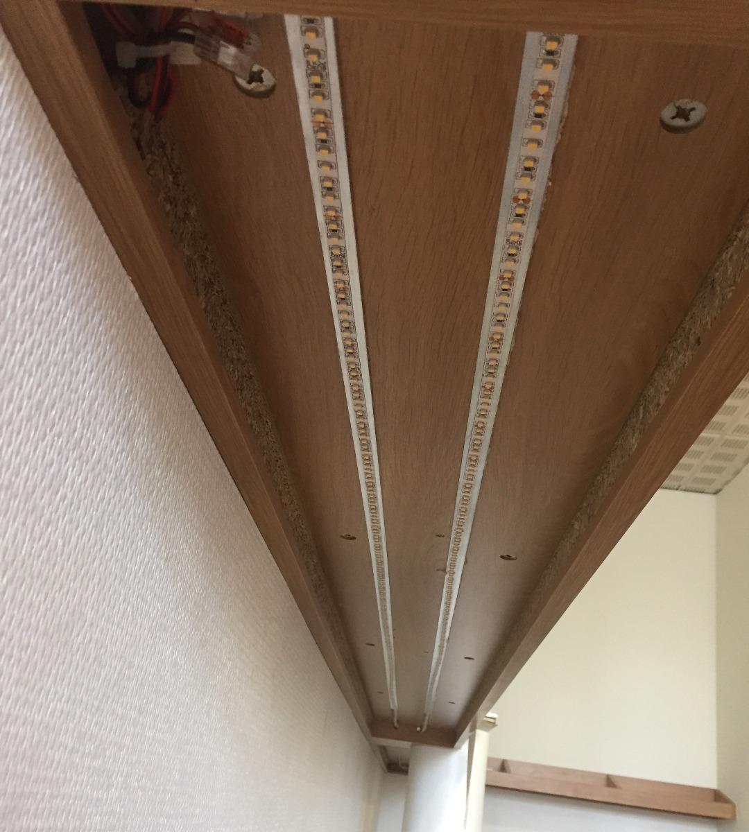 Bandes Led fixées sous un meuble