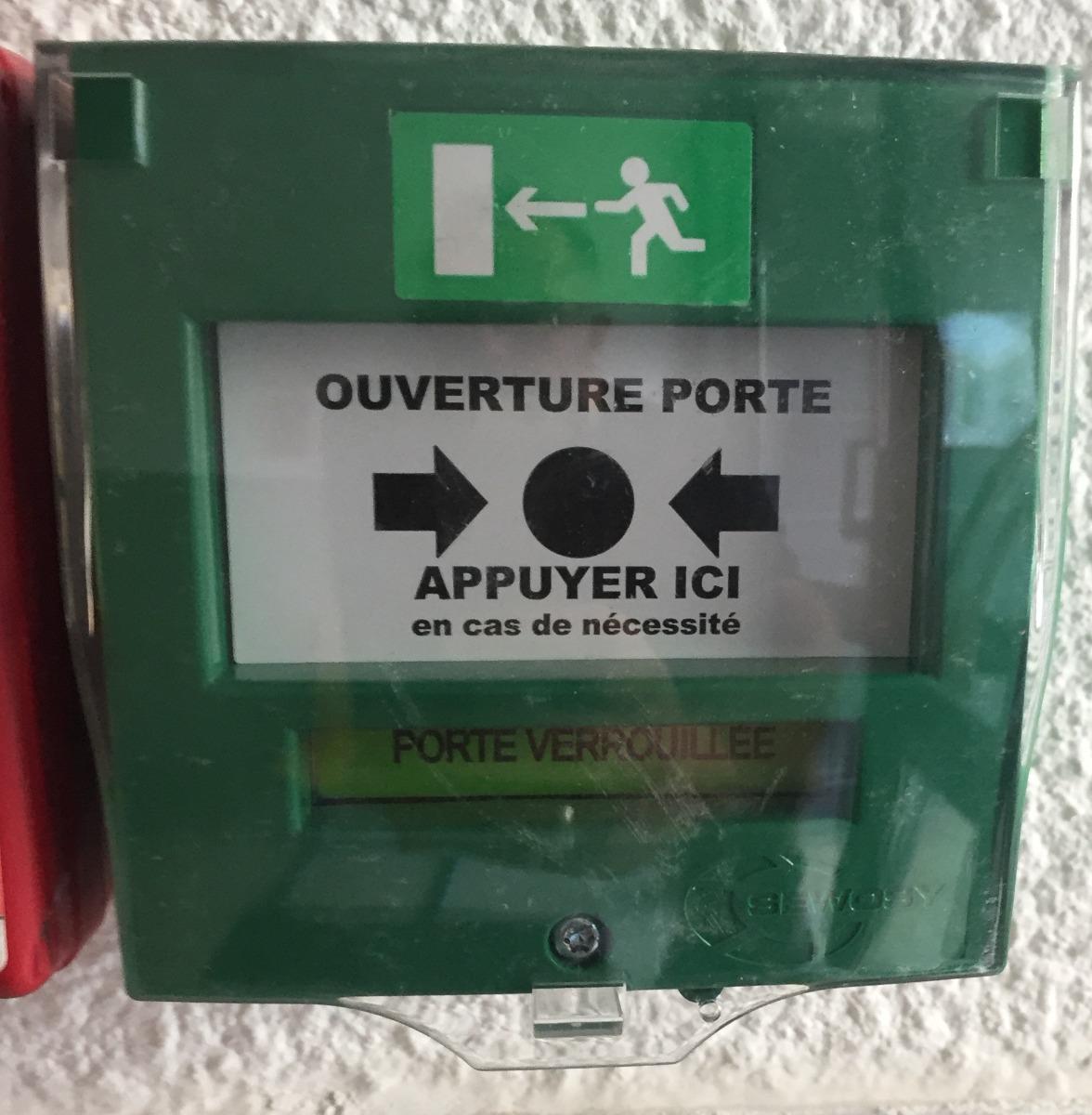 Boîtier d'ouverture d'une issue de secours