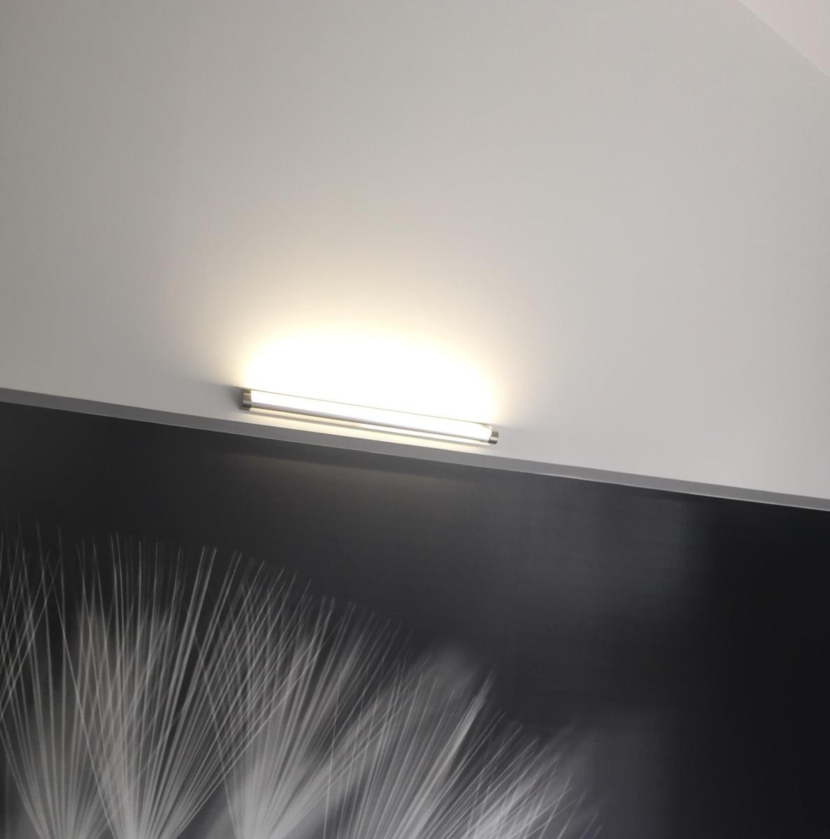 Installation d'un néon sur un mur