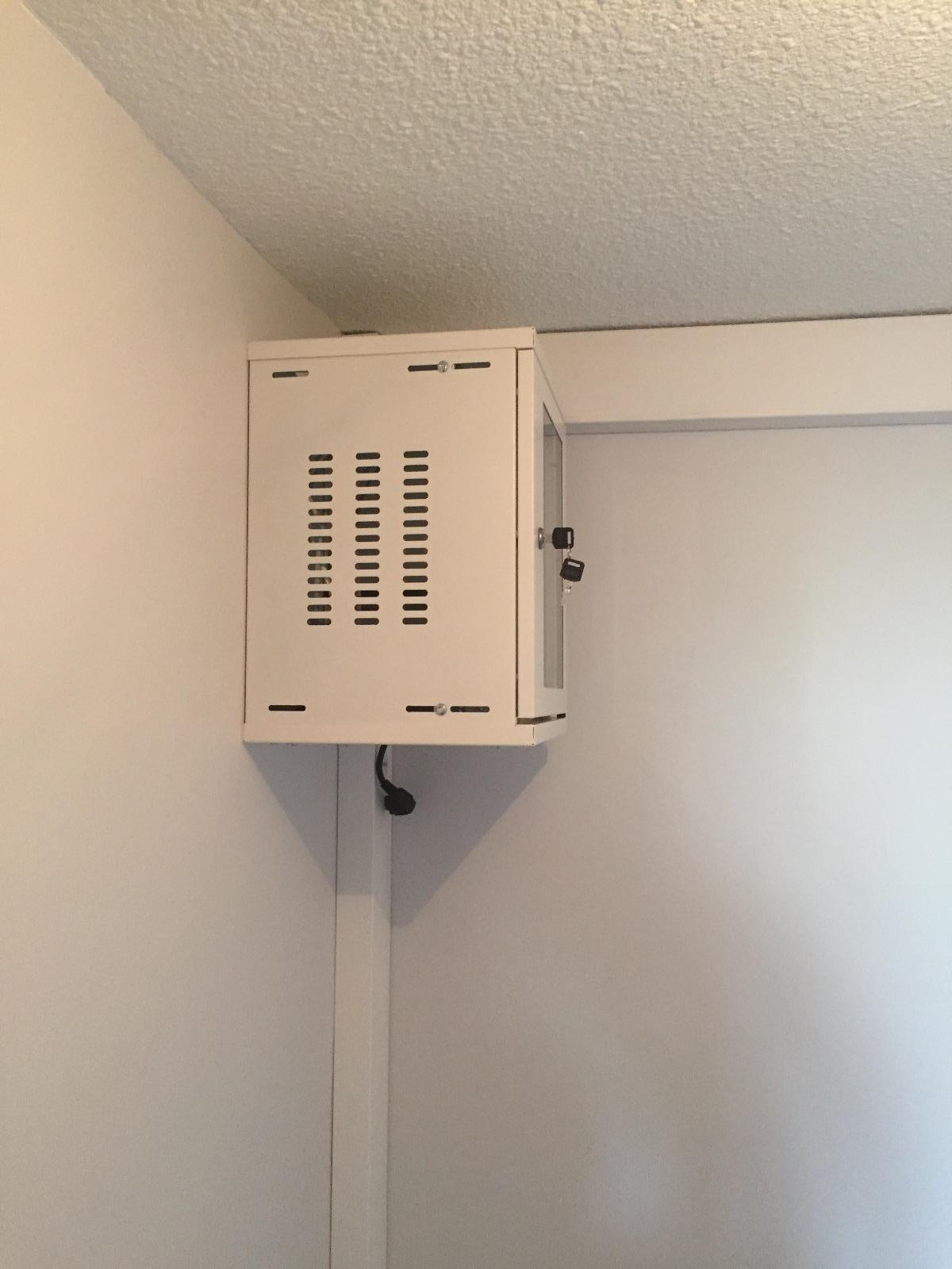 Tableau électrique fixé au mur