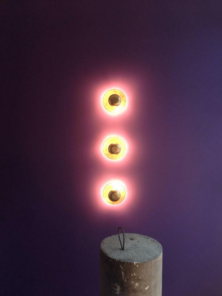 Trois spots muraux éclairés