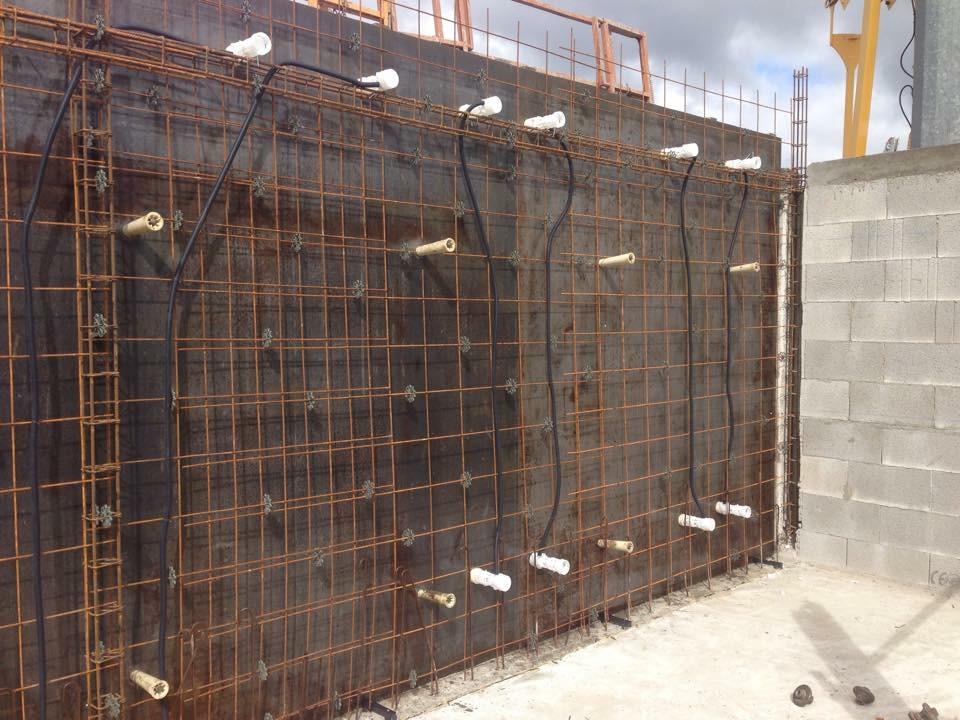 Passage de gaines dans un mur avant travaux de maçonnerie