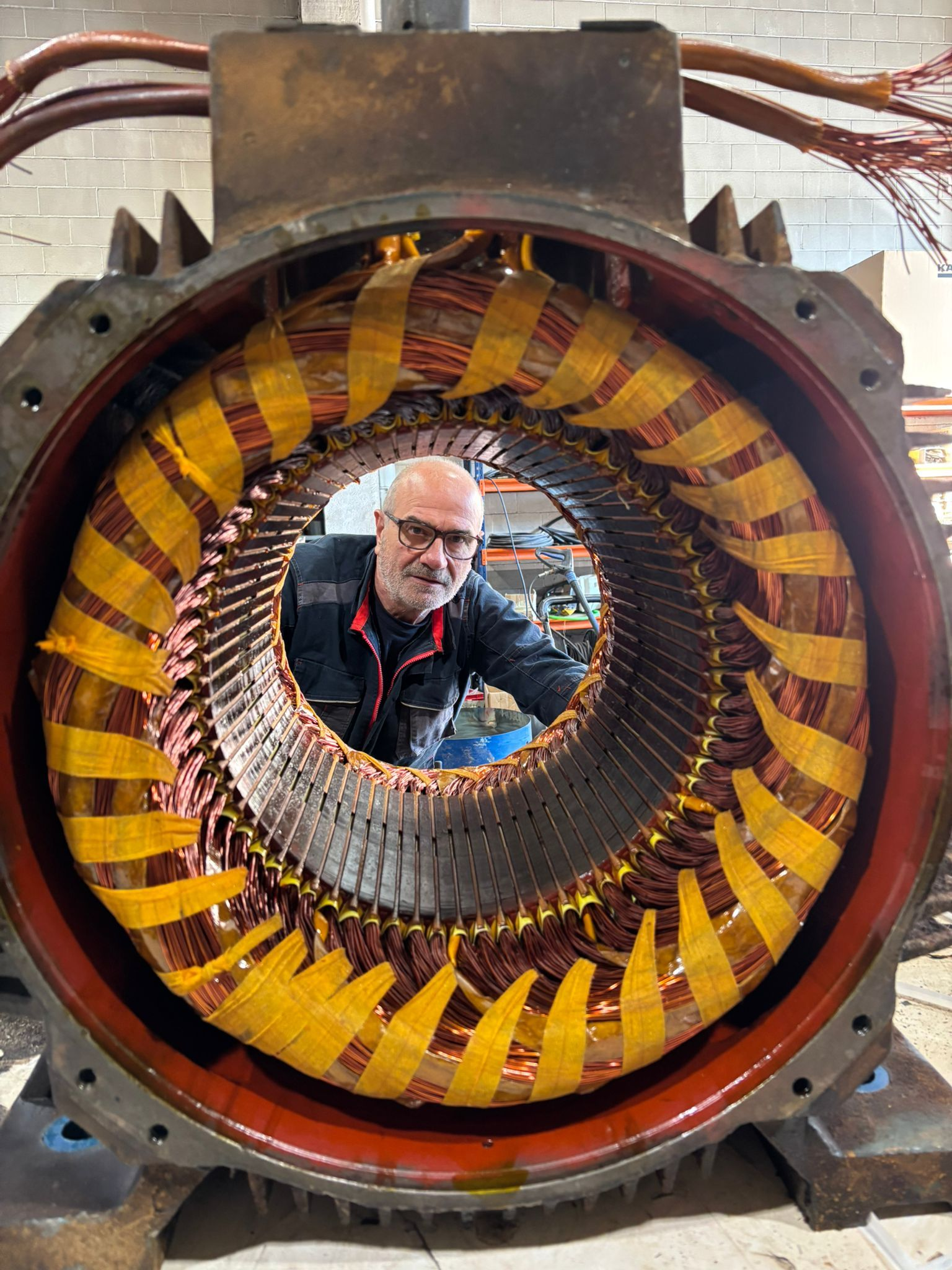 Barvil hombre reparando motor 