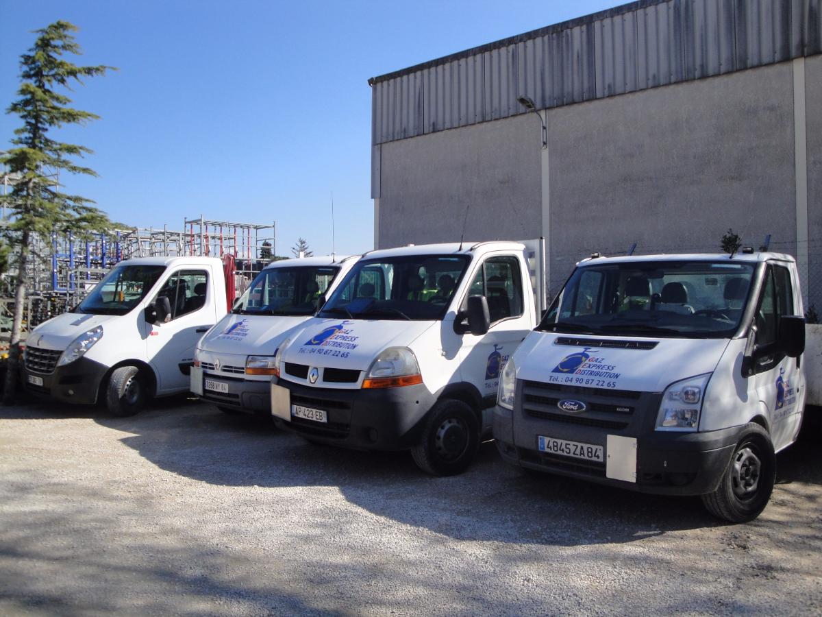 Camions de l'entreprise garés côte à côte