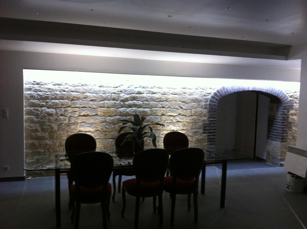 Eclairage mur en pierre