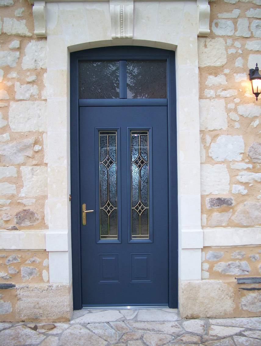 Porte d'entrée en mixte bois alu traditionnelle