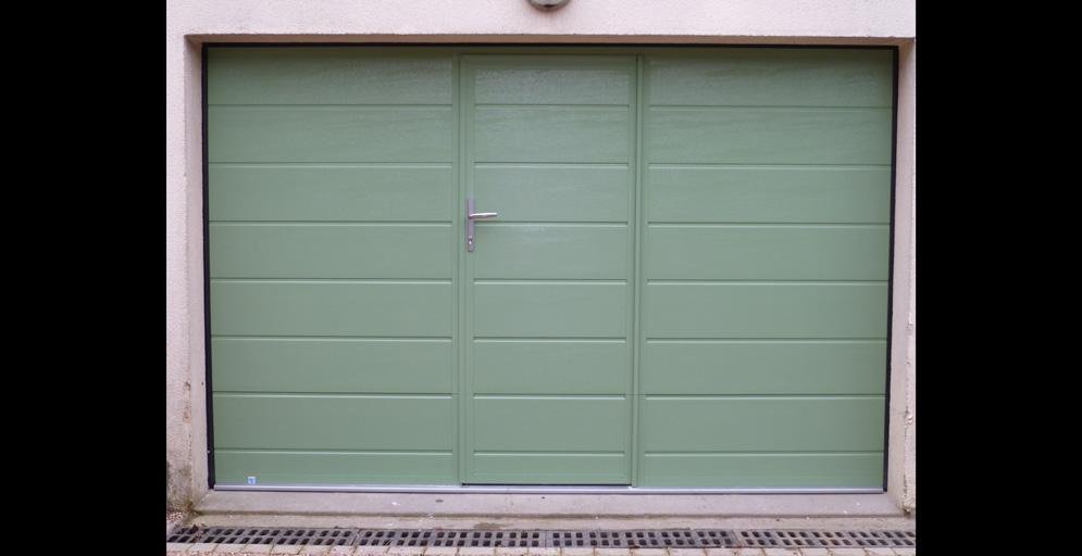 Porte de garage sectionnelle avec portillon - Murs Erigné