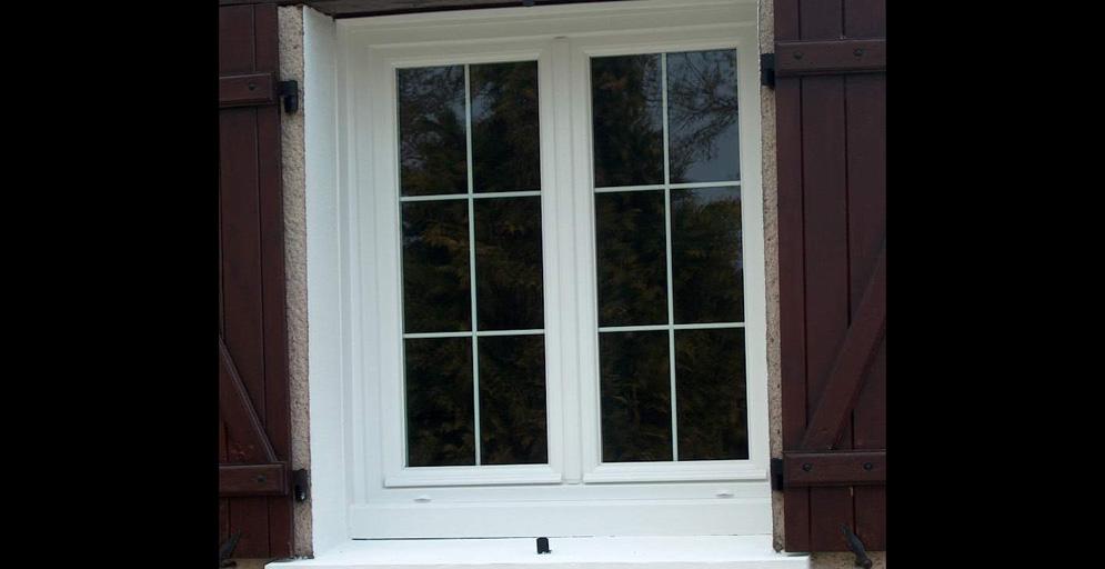 Fenêtre PVC avec croisillons décoratifs blancs - Savennieres