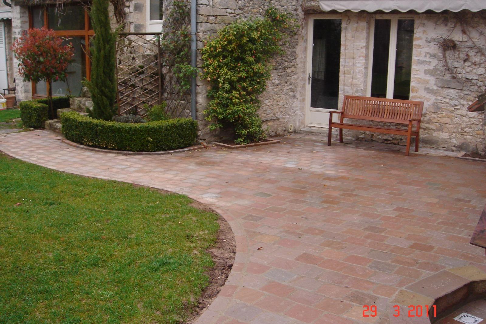 Terrasse en pavés de grès d'importation