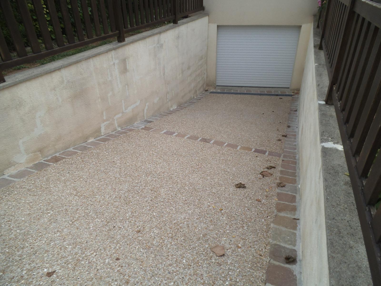Descente de garage en béton désactivé et pavés