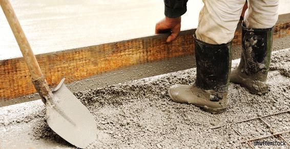 Mise à niveau et lissage de la chape en béton armé